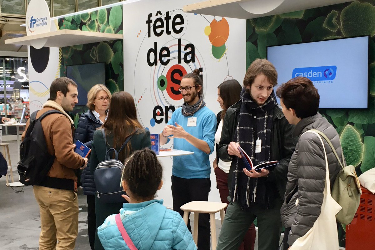 CultureSci's tweet photo. Les doctorant.e.s du projet #sciencesenbulles présentent leur BD #fd2019 au public passant ! https://t.co/aMQjrlpebL