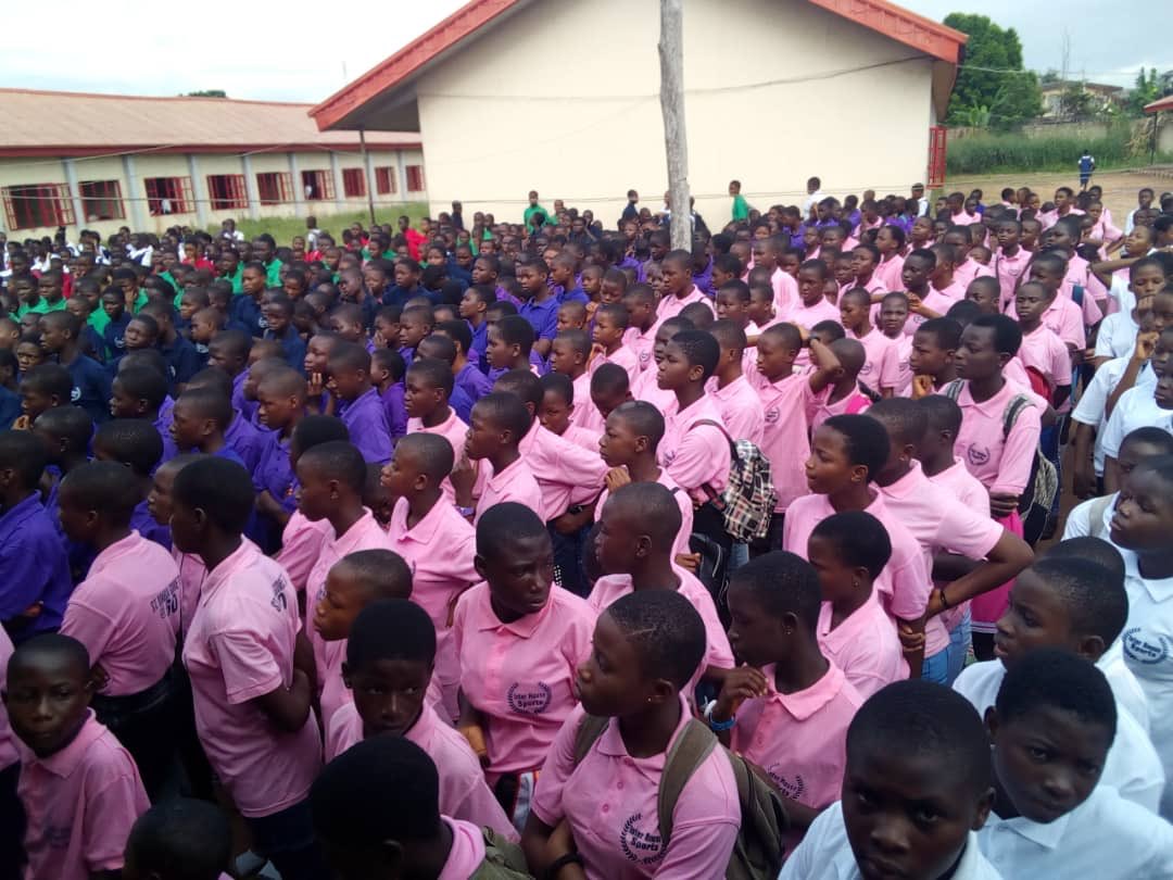 centroELIS's tweet photo. #Studiare vuol dire crescere insieme al proprio Paese 📚 #ForSud è un progetto ideato dalla nostra #ONGelis, e in collaborazione con @women_board è entrato nelle #scuole secondarie di Benin City, in #Nigeria, per #sensibilizzare i #giovani sui rischi della #migrazione irregolare. https://t.co/AWl1YBAvwO