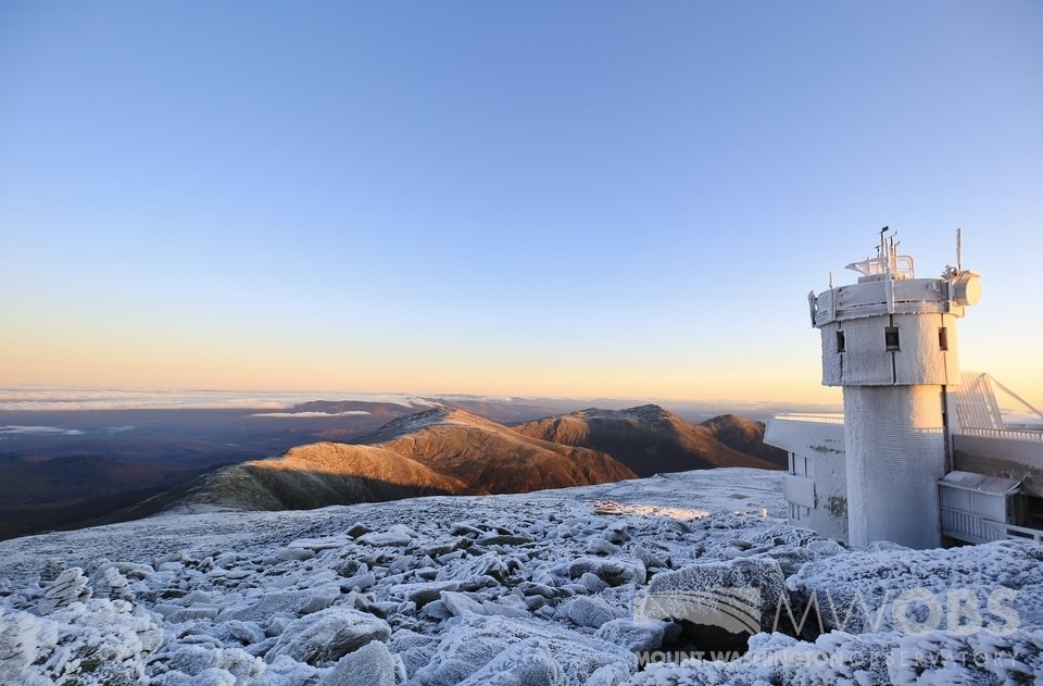 MWObs's tweet photo. This morning we had clear views of the fresh coating of #rime and #snow on the higher summits. The pictures show the summit sign as well as the views to the north and south. For what the rest of the day will look like, head to https://t.co/XgUuKwoWkd 
#NHwx #NH #winterweather https://t.co/MWXu3OCAnb