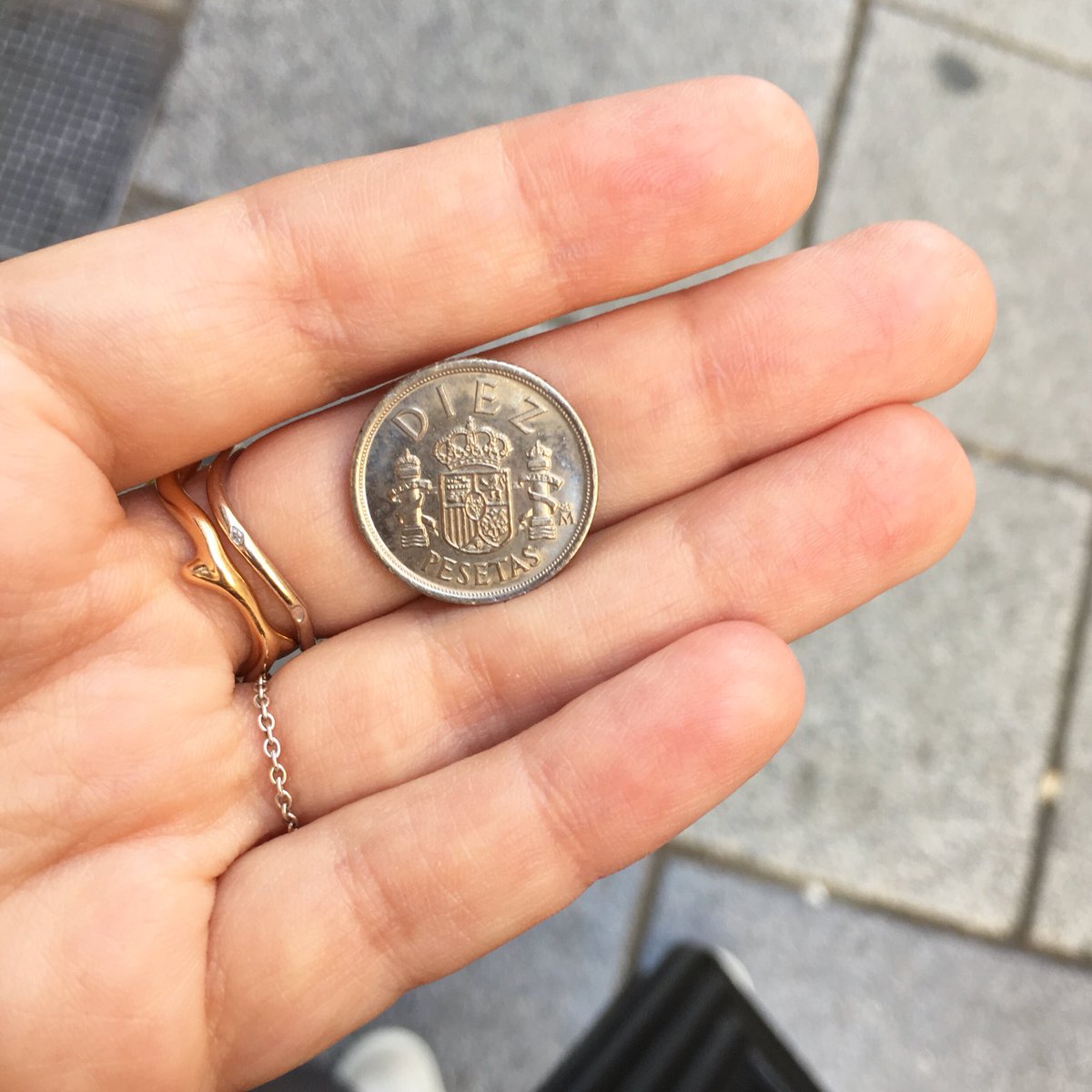 Acabo de encontrar esta moneda en la acera. Quien la haya perdido se ha quedado hoy sin su chicle Cheiw.