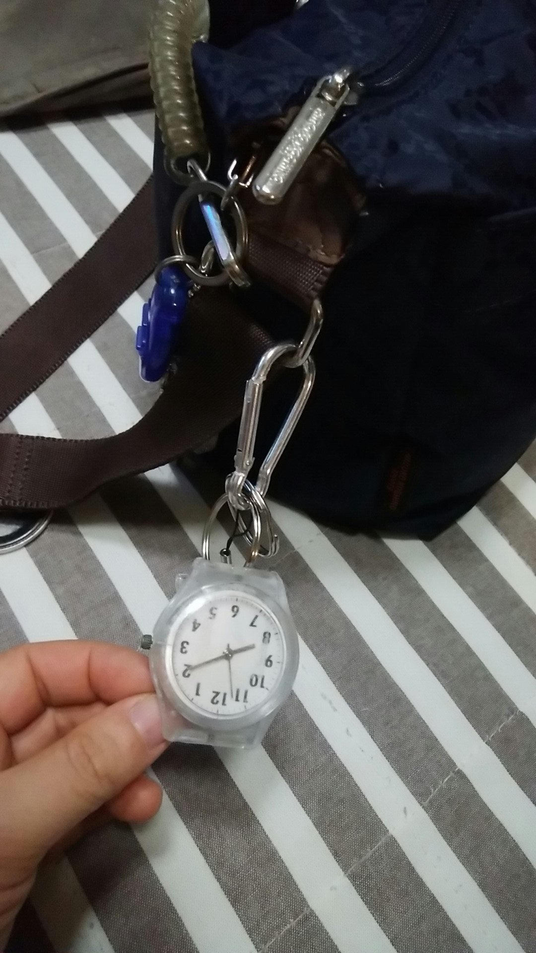 あしたま バッグにつけてた時計が電池切れ 仕事でつけてた腕時計のベルトが壊れたので 100均グッズでナースウォッチ風に改造しました 見た目はアレだけど キャンドゥの腕時計は電池交換が容易なので 壊れたり無くしたりしない限り使い回せるのが良い