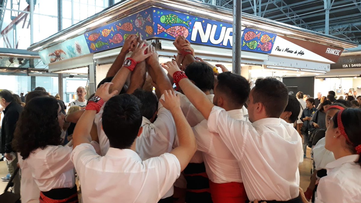 Cultupopularbcn's tweet photo. Aquest matí la colla castellera de l'Esquerra de l'Eixample, els Esquerdats, han fet una actuació al mercat del Ninot amb motiu de la #FMEsqEixample!

#culturapopular #castells #castellers https://t.co/IVj8xUATkQ