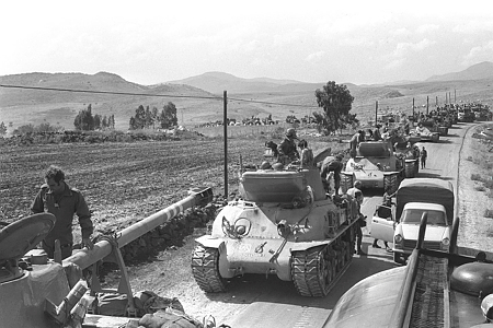 בדרך למתקפת הנגד, שריון ישראלי בגליל העליון בדרך לגבול סוריה, 8.10.1973.צילום: דוד רובינגר - לע"מ