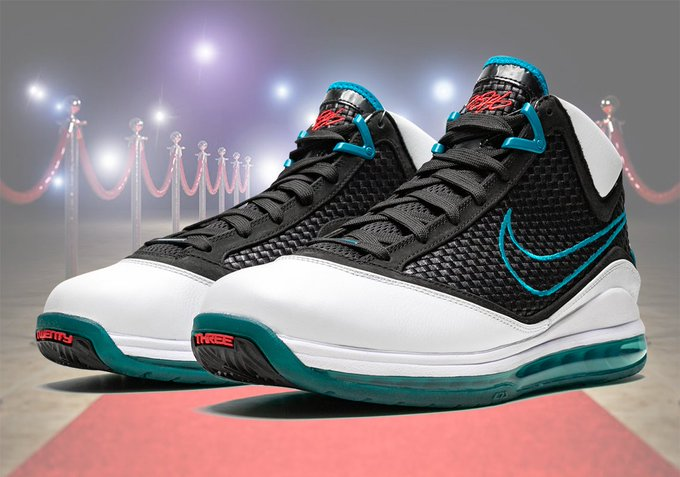 Nike LeBron 7 Retro “Red Carpet”
Release Date: October 29th, 2019
Color: White/Black-Glass Blue-Challenge Red>bit.ly/2BM2rji