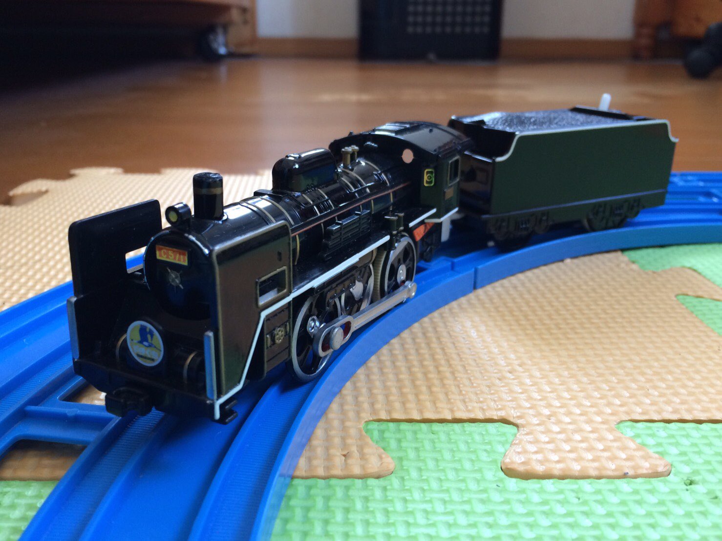 Shintetsu1500 颯一朗 改造プラレール 蒸気機関車 プラレールのc57 1号機をメイクアップして作った普通の煙突の形に変えました 他にも再塗装していて Slやまぐち号の牽引では持っているc56 160号機との