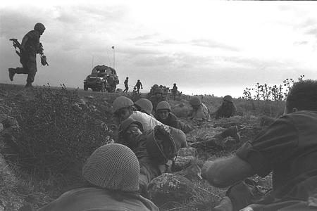 חיילי צה"ל תופסים מחסה מפני הפצצות חיל האוויר הסורי, רמת הגולן, 8.10.1973.צילום: זאב ספקטור - לע"מ
