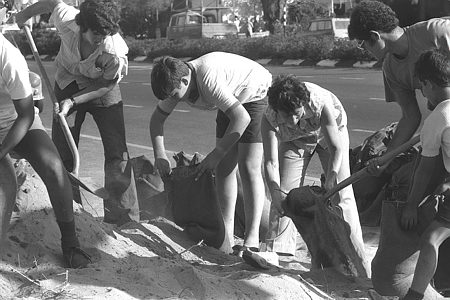 מילוי שקי חול להגנה על כניסות הבתים, רמת גן, 7.10.1973.צילום: הרמן חנניה - לע"מ