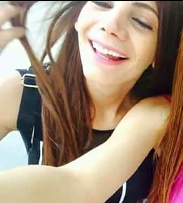 celiacoalos30's tweet photo. Esta mujer, Hande Kader, se defendía lanzando su zapato de la brutal represión ejercida por el gobierno de Turquía en la manifestación del orgullo LGTBI.
#HandeKaderSesVer https://t.co/mh5dJj4zpx