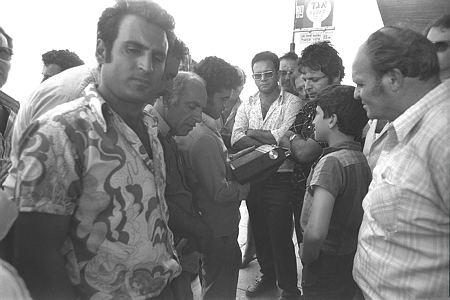 מאזינים ברדיו לחדשות מן החזית, תל אביב, 7.10.1973.צילום: הרמן חנניה - לע"מ