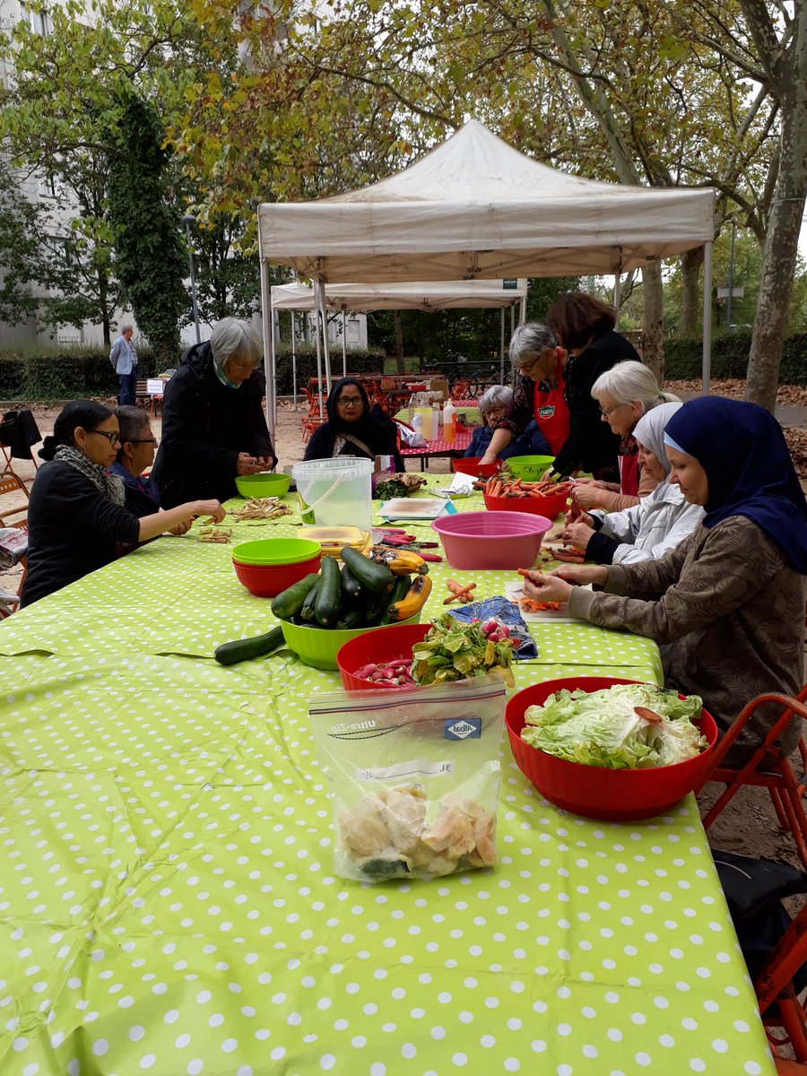 DCanelle's tweet photo. Élan d'initiatives aux Noirettes ! Entre cuisine antigaspi,ateliers recyclage, rencontres diverses et variées avec ou sans moutons... Bienvenue au Festival Pour agir !@EstMetropoleHab @Anciela #Maisonpouragir https://t.co/cG9LmdoVq9