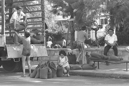 גם בתל אביב, שקי חול להגנה על כניסות הבתים, 7.10.1973.צילום: הרמן חנניה - לע"מ