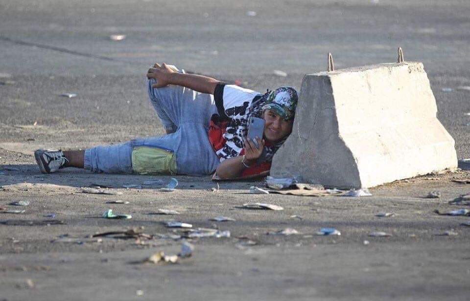 NajafSafa's tweet photo. Their only weapon is the phone camera. 
Authorities in Iraq cut off the Internet, used various types of weapons to suppress unarmed demonstrators.
#SaveTheIraqiPeople #IraqProtests #العراق_ينتفض #العراق https://t.co/Cu0hQb0fQ4