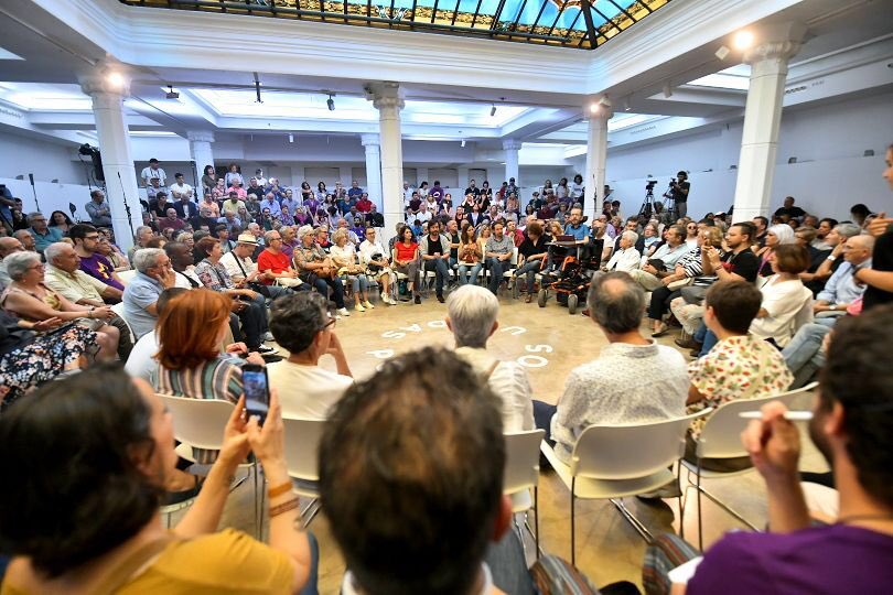 Yolanda_Diaz_'s tweet photo. Emocionada vendo estas imaxes con tantas compañeiras 😍
✊🏽 Saímos de novo con forza a explicar as nosas propostas, o noso modelo de país: somos a garantía de que non volva o vello bipartidismo e os tempos máis escuros. #OPoderDaXente #ElPoderDeLaGente 🙌 https://t.co/8LseIZ6Wcx