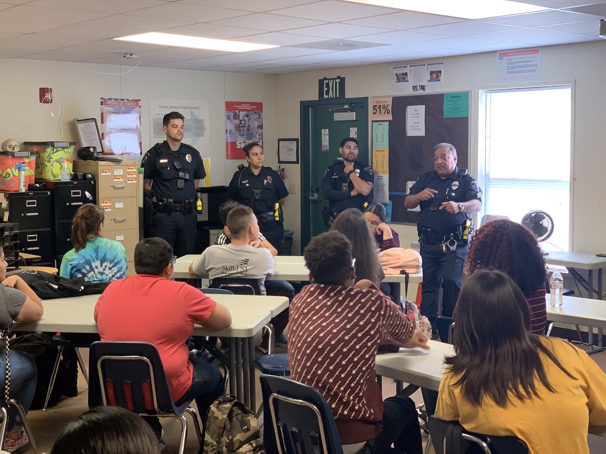 scucisd_cte's tweet photo. Shout out to Cibolo Police Department SROs for coming and talking to Steele High School Law Enforcement 1 students about how important communication is in their everyday job. #realworldexposure #careerready @steele78108 @cibolopd @SCUCISD https://t.co/LjoozupoKj