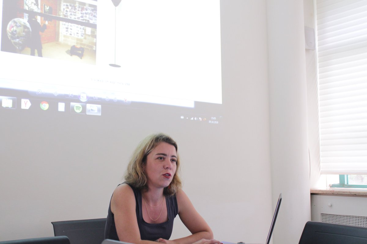 #iletişimtoplantısı

Gülen Eren
‘’...İstanbul’dan yeni geldim, heykel okudum, şimdi de doktora yapıyorum.Şu an bir tez yazmaya çalışıyorum. İlgilendiğim alanları toparlayınca ortaya çıkan şey kadının kültür içinde konumlandırılışının sanatla ilişkisini incelemeye başladım...’’