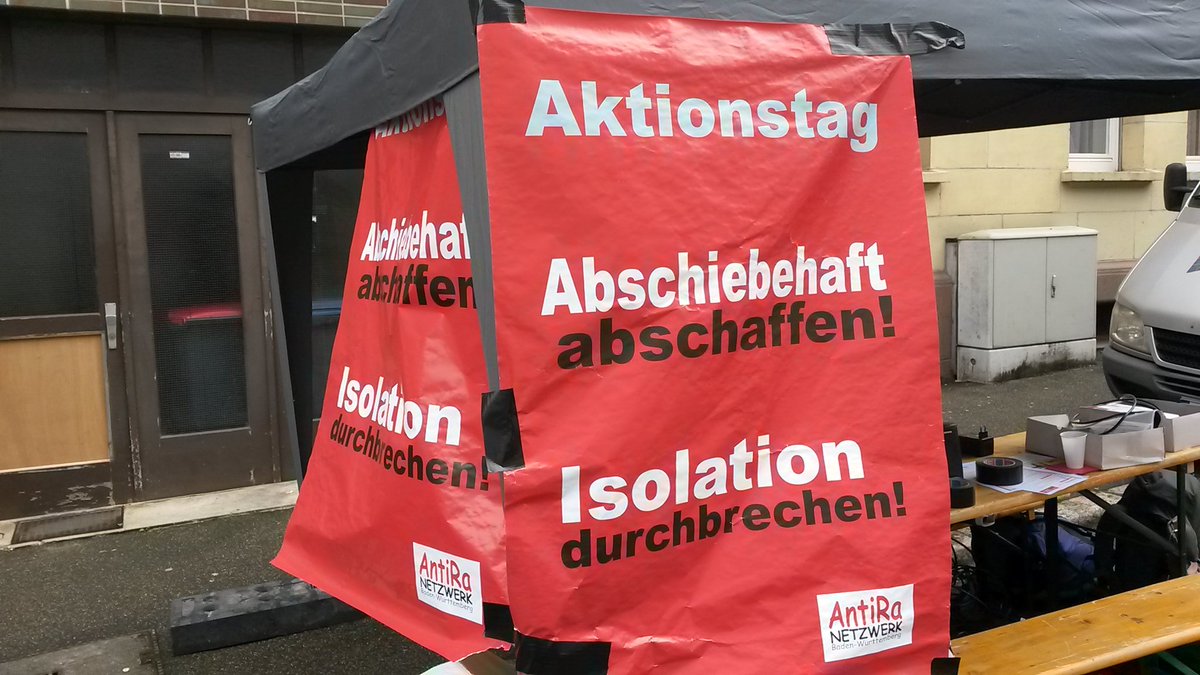 Protest gegen die Abschiebehaft in Pforzheim. Aktuell beginnen die Redebeiträge zur Einzelhaft. Ein Geflüchteter spricht über seine drohende Abschiebung. Filme zur A-Haft werden gezeigt. Kommt vorbei! Aktion dauert bis 18 Uhr.