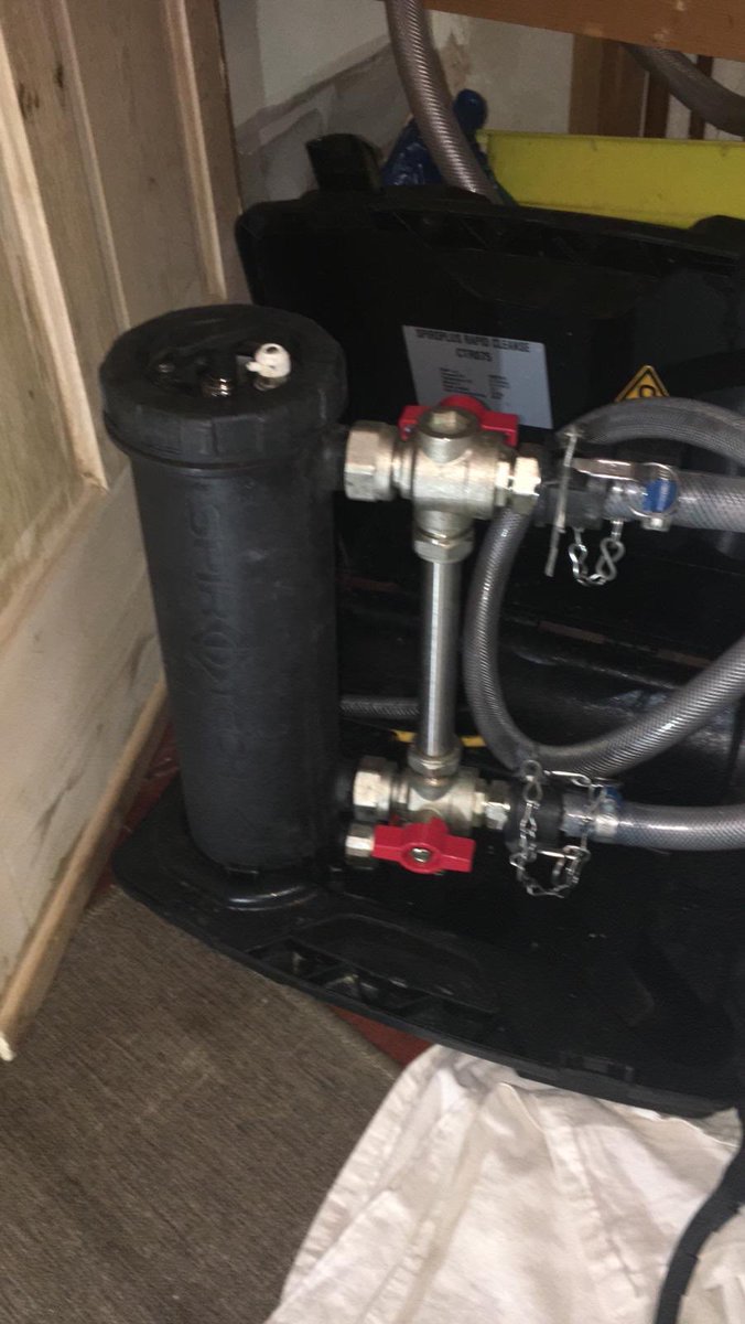 hingthegasman's tweet image. Doing a power flush today in South London. @pete_spirotech #powerflush #spirotech #workingweekends #kamco