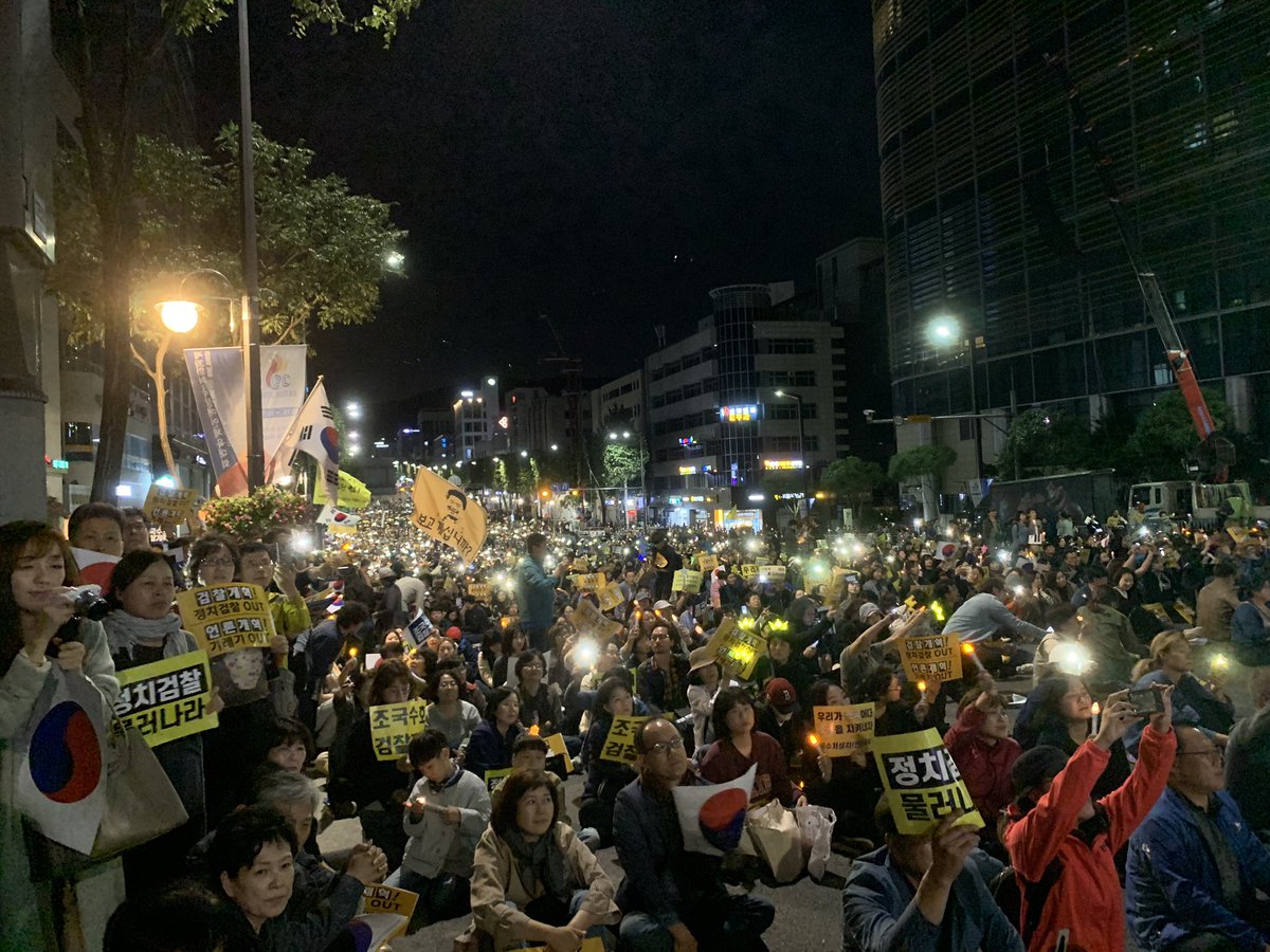 집회에 태극기가 나왔다.  반갑기도 하고 비로소 되찾은 느낌도 좋았다.
마주치는 사람들의 얼굴이 참 밝았다.
나와 같은 생각을 가진이들이 이렇게나 많구나 싶어 뭉클해졌다.