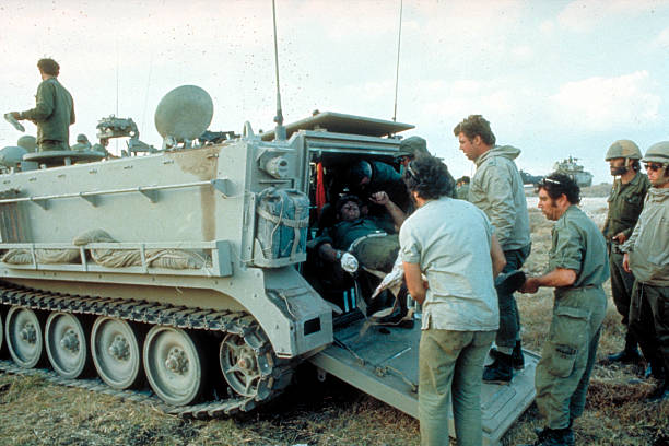 פינו פצועים בחזית הגולן.צילום: דוד רובינגר - the LIFE Images Collection דרך Getty Imagesמקור תמונה:  https://media.gettyimages.com/photos/israeli-soldiers-loading-wounded-comrade-into-apc-during-yom-kippur-picture-id50592535?k=6&m=50592535&s=612x612&w=0&h=RbZYeaoggOK3eKFikYiPiChA_R3-rBtauk4zYmDan58=