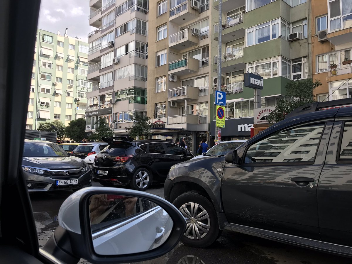 DamlaGerzeli's tweet photo. Bu inönü caddesindeki park yapma yasağına rağmen 2 şeriti hatalı parkla kapatma sorunu ne zaman çözülecek @tuncsoyer @izmirbld #inönücaddesinikurtar https://t.co/U6SD17O6Tn