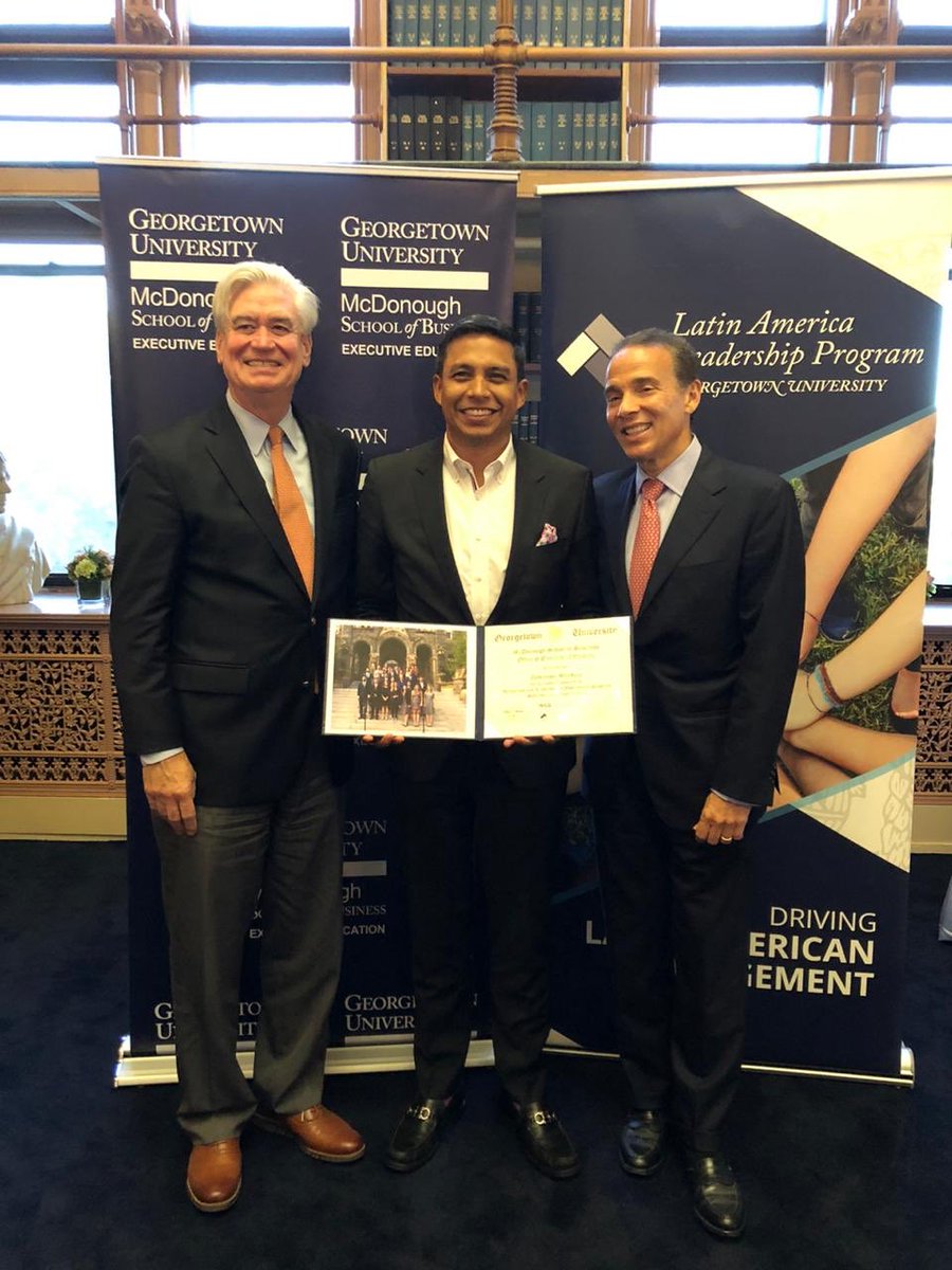 deninsonmendoza's tweet photo. Gran Experiencia @GeorgetownLatAm #ILG nos quedan amigos en America Latina, aprendizajes y sobretodo el sueño que es posible la UNIÓN @Dragustinpesce @GuidoMercadoD GRACIAS @Ernstr_97 @paolave24 @crisr_dc Escuela de Negocios @Georgetown https://t.co/B9xVMEp8bo