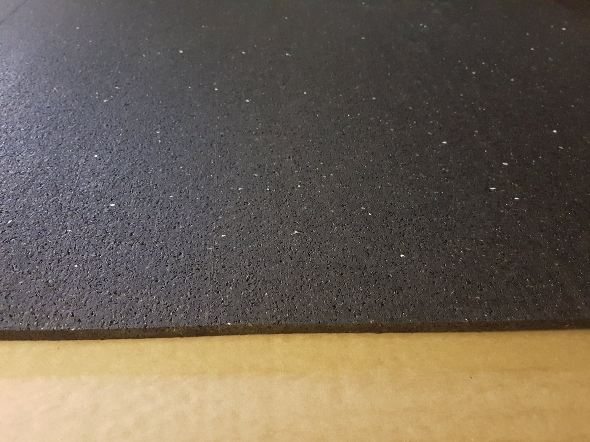 Gummiboden für Fitness-Studios 
aus Gummigranulat mit hoher Dichte
Dicke 8 mm oder 10 mm
für Sport und Hantelbereiche oder als Unterlage für Fitnessgeräte: bit.ly/2IFfSFx