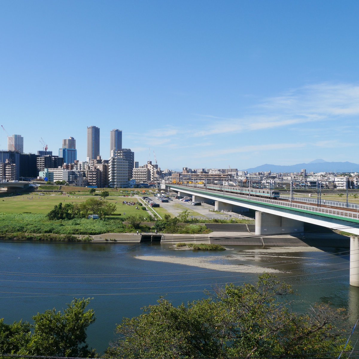ちゅうはん 亀甲山の浅間神社の脇にある展望台からの景色 多摩川の対岸には 武蔵小杉のタワーマンション群 天気も良く 富士山が見えていました 今日は ここまでです 六郷用水 亀甲山 多摩川 武蔵小杉