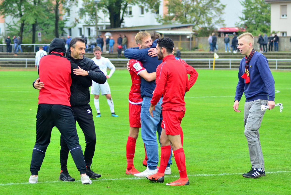 Nur_Energie's tweet photo. Unsere #U19 schafft die Sensation im Junioren #DFBPokal und gewinnt gegen die Auswahl vom @FCBjuniorteam mit 3:2. Glückwunsch! 👏🏻👏🏻👏🏻 👉🏻 https://t.co/h9Y8lUQMik #WIR #FCEFCB #NWLZ #VomTalentzumProfi https://t.co/jV2H1ygxQu
