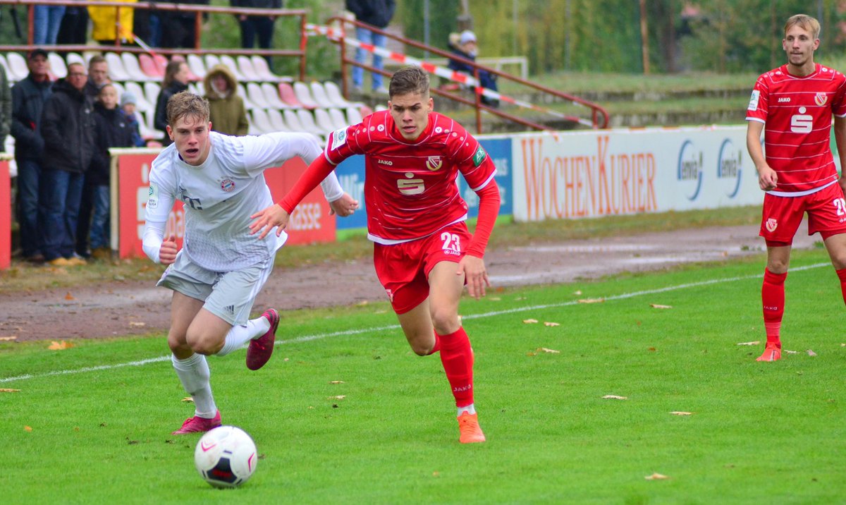 Nur_Energie's tweet photo. Unsere #U19 schafft die Sensation im Junioren #DFBPokal und gewinnt gegen die Auswahl vom @FCBjuniorteam mit 3:2. Glückwunsch! 👏🏻👏🏻👏🏻 👉🏻 https://t.co/h9Y8lUQMik #WIR #FCEFCB #NWLZ #VomTalentzumProfi https://t.co/jV2H1ygxQu