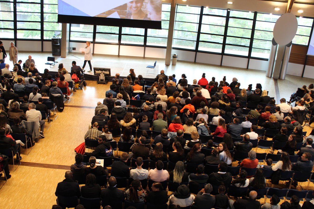 Début de la cérémonie de lancement des programmes d'égalité des chances ! <a href="/CDardelet/">Chantal Dardelet</a> souhaite la bienvenue à tous les collégiens, lycéens, familles, tuteurs et partenaires présents ❗️