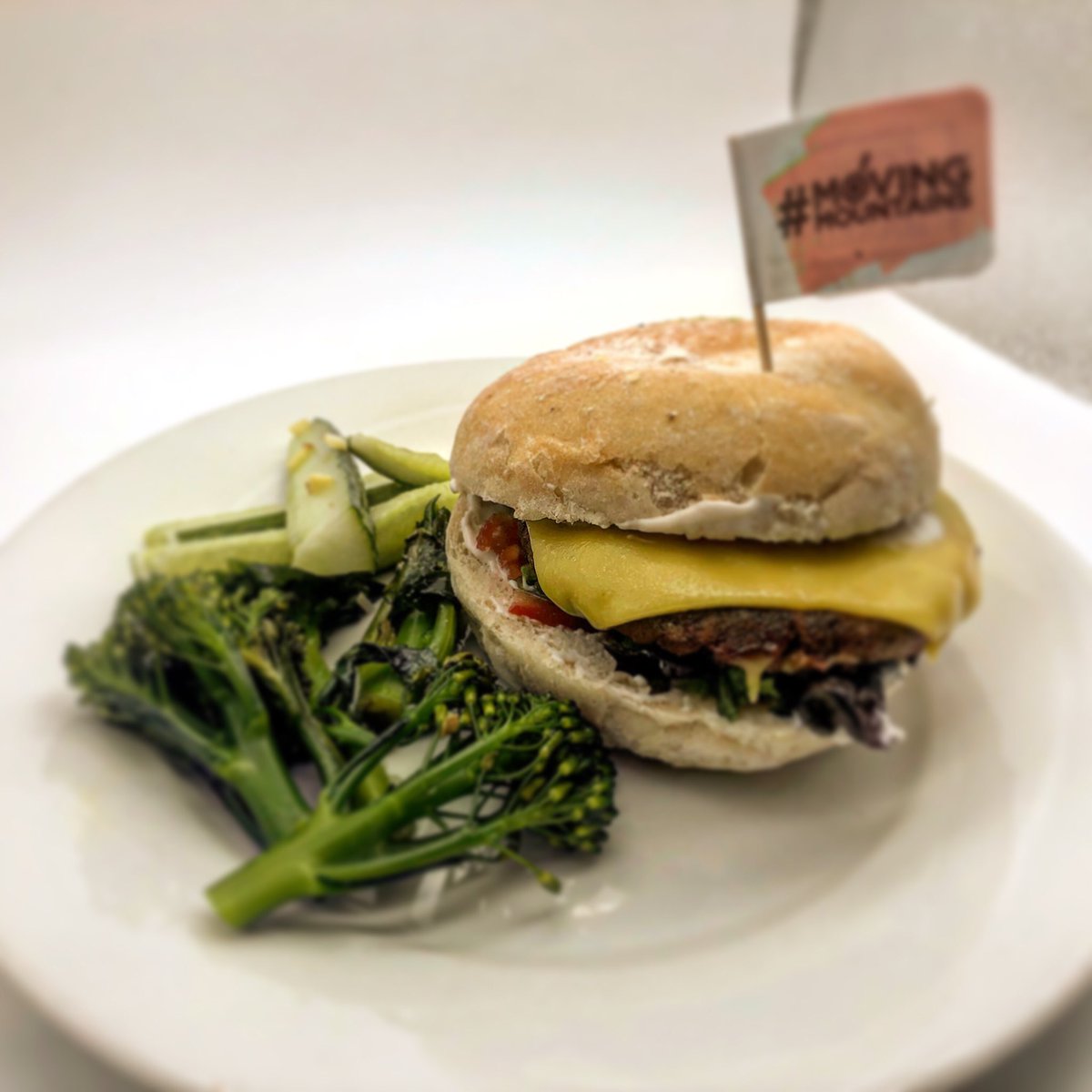 100% Plant Burger now served with Greens 💚🥑💚. 
#movingmountains #plantbasedfood #veggieburger #rastellifoods #burger #vegan #plantbased #govegan #vegazeta #b #midddleeast #vegazetabr #noticias #orientemedio #mountain #nature #mountainpeople #moderndesign #modernarchitecture