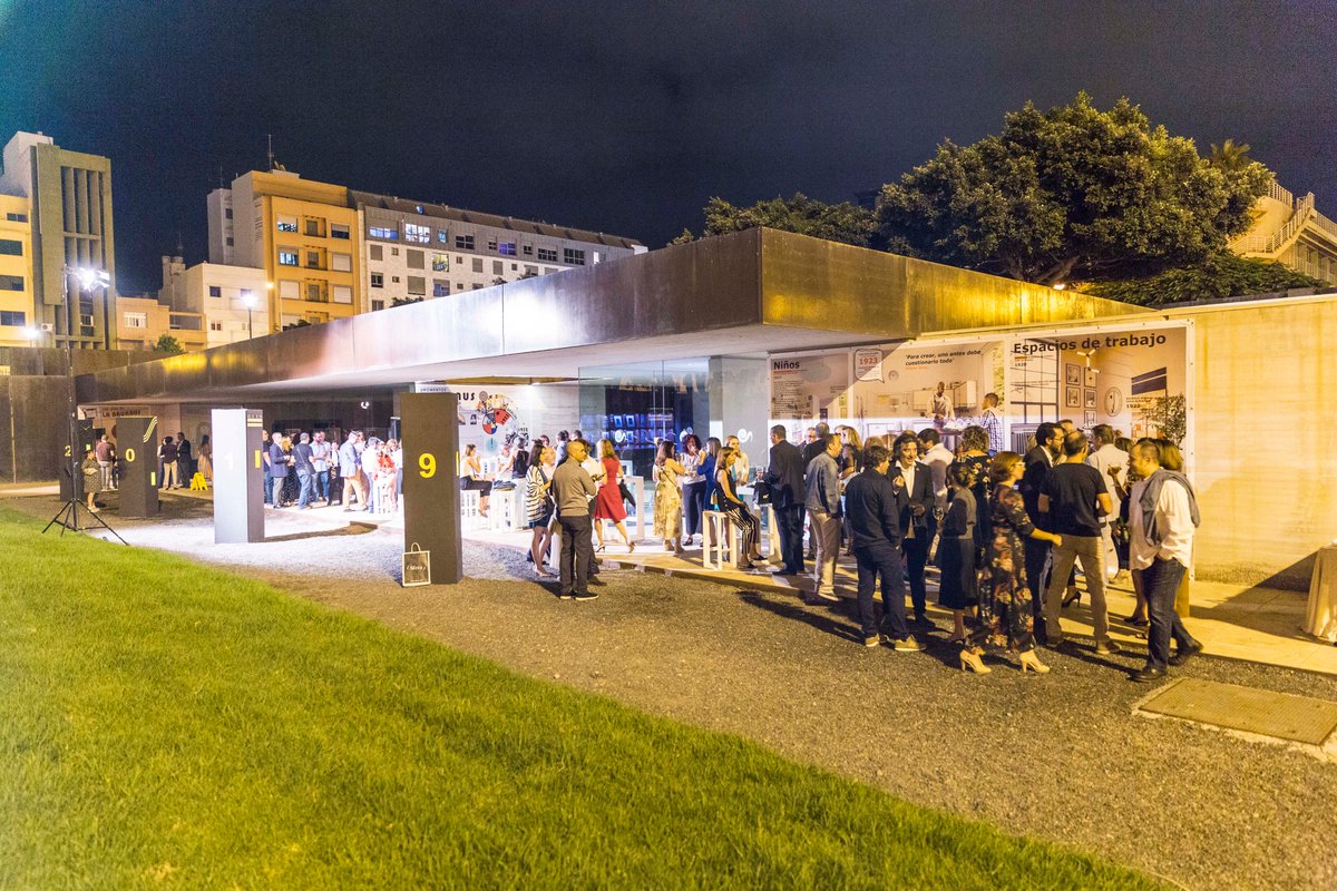 COAGranCanaria's tweet photo. Se clausura la #05SA con el encuentro de colegiados donde los #arquitectos que cumplieron 25 años de colegiación y los nuevos colegiados fueron los protagonistas.
Celebración que pone la guinda a una semana que ya es todo un referente cultural en #GranCanaria. #COAGC https://t.co/BtH2DcjfqO