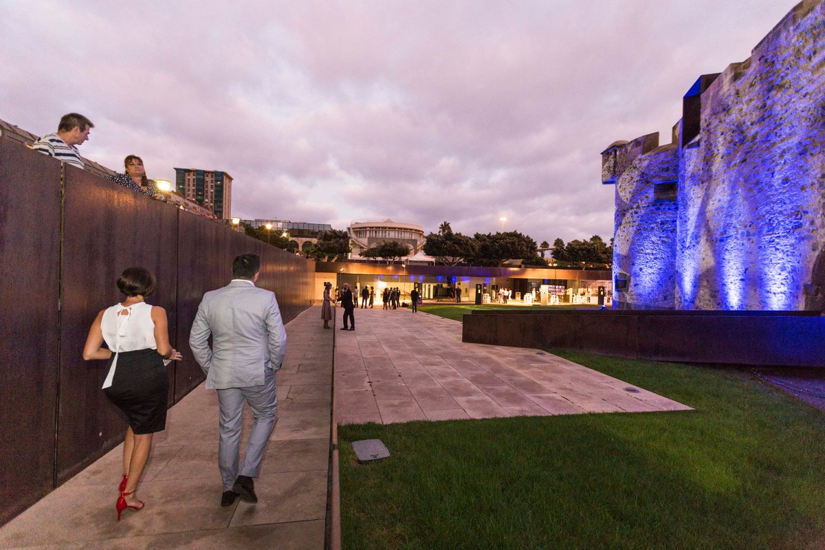 COAGranCanaria's tweet photo. Se clausura la #05SA con el encuentro de colegiados donde los #arquitectos que cumplieron 25 años de colegiación y los nuevos colegiados fueron los protagonistas.
Celebración que pone la guinda a una semana que ya es todo un referente cultural en #GranCanaria. #COAGC https://t.co/BtH2DcjfqO