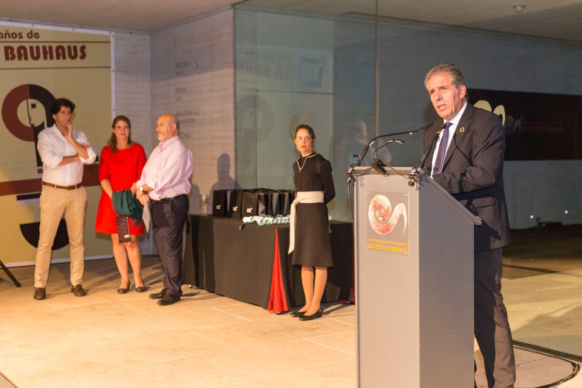 COAGranCanaria's tweet photo. Se clausura la #05SA con el encuentro de colegiados donde los #arquitectos que cumplieron 25 años de colegiación y los nuevos colegiados fueron los protagonistas.
Celebración que pone la guinda a una semana que ya es todo un referente cultural en #GranCanaria. #COAGC https://t.co/BtH2DcjfqO
