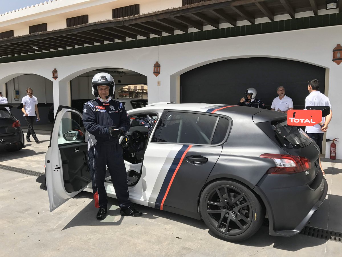 metrosexuel's tweet image. Une petite pensée pour les copains ... #208FirstDrive (ou pas)