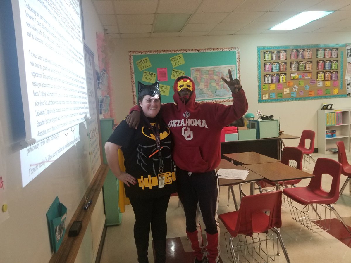 ShondaThompso13's tweet image. Wanted to highlight some of the great things I saw in her classroom. She celebrated the class&apos; highest average by making superhero mask. #teachermodeling
#incorporatinggrammar
#rewardingstudentsforachievement
@MacArthurCards