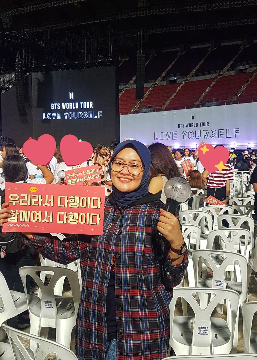 i_am_dans's tweet photo. #Throwback to #April2019 #LoveYourselfInBkk , one of unforgettable moment in my life! My 1st time ever attending @BTS_twt concert since stanning them in 2014! Though can't get the tix to their final concert, hopefully can get a chance to meet them again in their next concert~🙏🏼💜 https://t.co/W9ilQ1tn3Q