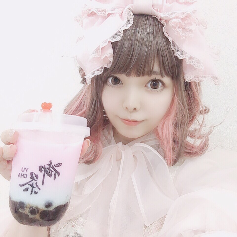 mi_mi0613's tweet photo. アイコンのウサギちゃん、タピオカドリンク持ってるのはタピオカ屋さん作りたいと思ってたからなんですが今回タピオカ屋さんとコラボドリンク出来て幸せです💕✨

9月に商品開発してました！
本場中国や台湾で沢山飲んでる位タピオカマニアなので自画自賛ですが凄く美味しいです♡

#ロリィタタピオカ https://t.co/3MRnibfyIP
