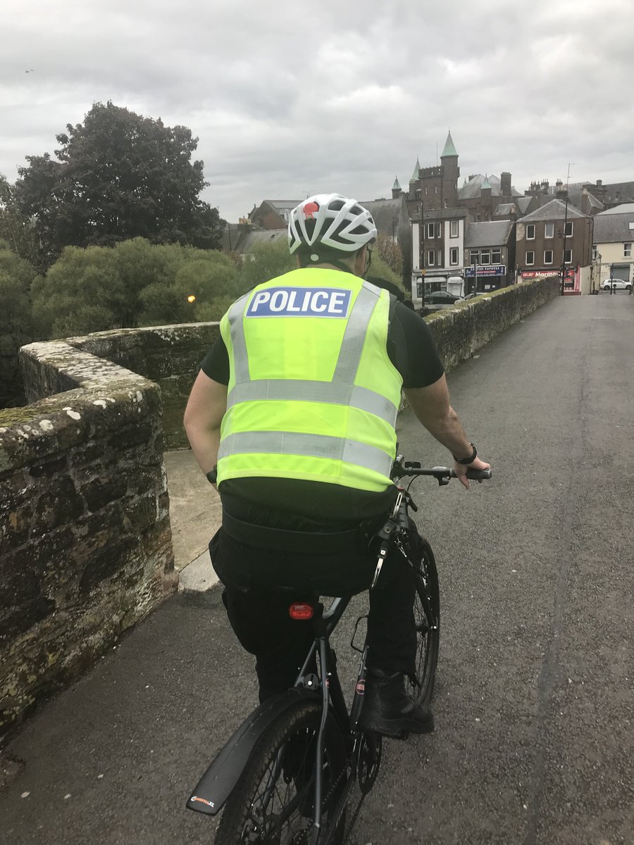 NithsdalePolice's tweet photo. #Dumfries Community Officers are out on cycle patrol. They are patrolling antisocial behaviour hotspots & targeting those involved in anti social behaviour, violence & drug misuse. #keepingdumfriessafe #cyclecops #pedalpower #rivernith #scotland https://t.co/qMzee0oWhf