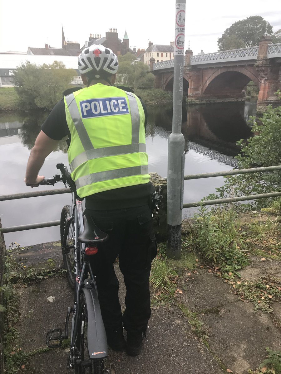 NithsdalePolice's tweet photo. #Dumfries Community Officers are out on cycle patrol. They are patrolling antisocial behaviour hotspots & targeting those involved in anti social behaviour, violence & drug misuse. #keepingdumfriessafe #cyclecops #pedalpower #rivernith #scotland https://t.co/qMzee0oWhf
