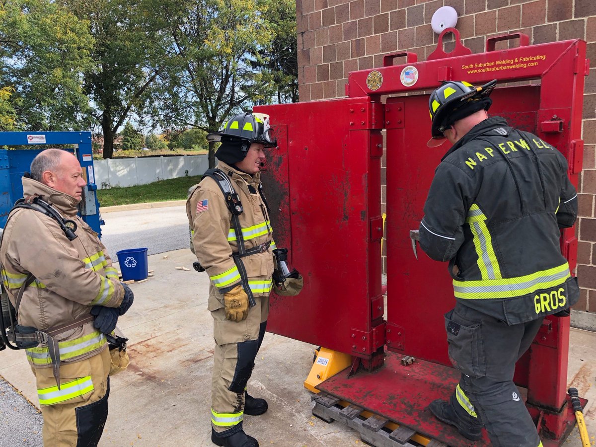 AFFI1935's tweet photo. Alderman Hix from @cityofgalesburg and Mayor Chirico of @NapervilleIL #ForcibleEntry #FireOps #AFFIatWork #AFFIeducates @PNdaily @Galesburg @NapervilleProFF https://t.co/TTYI8hl50E
