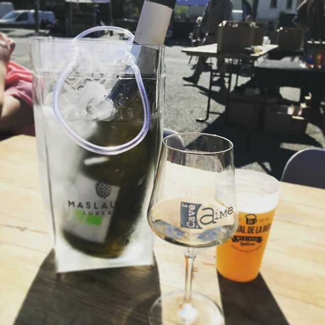 Pause_Luberon's tweet photo. Fête de la bière à Merindol.  Soleil ciel bleu musique...et bière ! Merci @la_cave_a_aime de sauver ceux qui aiment vin et pas la bière !#merindol #provence #biere #vin  #festival https://t.co/GfcYF5VzmR https://t.co/kzeNze9mCH