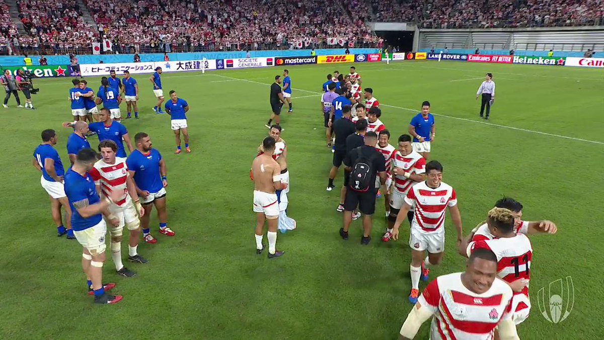 日本とサモア 死闘後に互いを称え合う ノーサイド 田村優とトゥシ ピシのユニフォーム交換 Spread