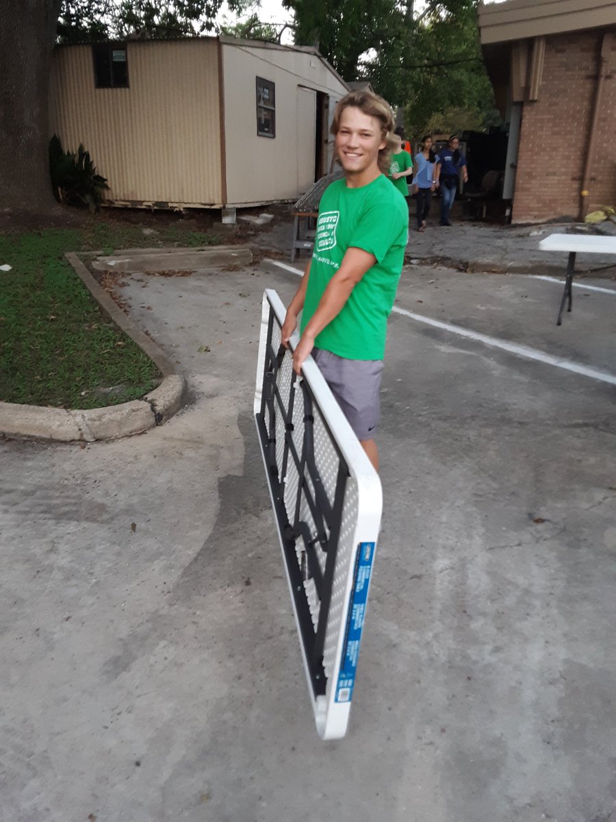 YouthOnService's tweet photo. #MenInGreen @YouthOnService Volunteers from @BellaireHigh @LamarHS &amp; @CarnegieRhinos helping out at the @cityofbellaire library for their annual #BookSale! $1 📚 $2 📙 #YouthOnService #servantleadership (come by 9am-2pm at 5111 Jessamine 77401) 👉 #RETWEET https://t.co/uy6c0FyJMv