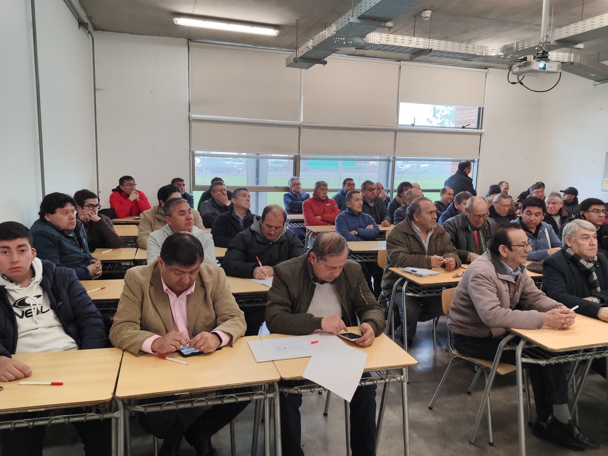 taxicolectivo's tweet photo. Comenzando nuestro taller Temático Sobre Electromovilidad, nos acompañan dirigentes de toda la Región, junto a Departamento de Mecánica de Inacap. https://t.co/rXR8wTzhR9