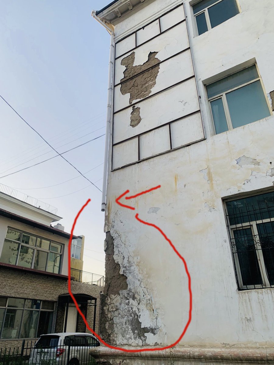 Ade1206mn's tweet photo. Музейн захирал Н.Зоригтбаатарын гэмт хэргийн баримт1:
Дээврийн ус зайлуулах хоолойн доод хэсгийг зориуд сугалан авч, 6 жилийн турш барилгын суурь хэсэгрүү борооны ус хаяж, барилгыг усанд идүүлсэн байдал. Тус хоолойг гүйцээж хийхэд ердөө 20,000₮ шаардлагатай юм. #SaveMuseum https://t.co/thxeHXXNMh