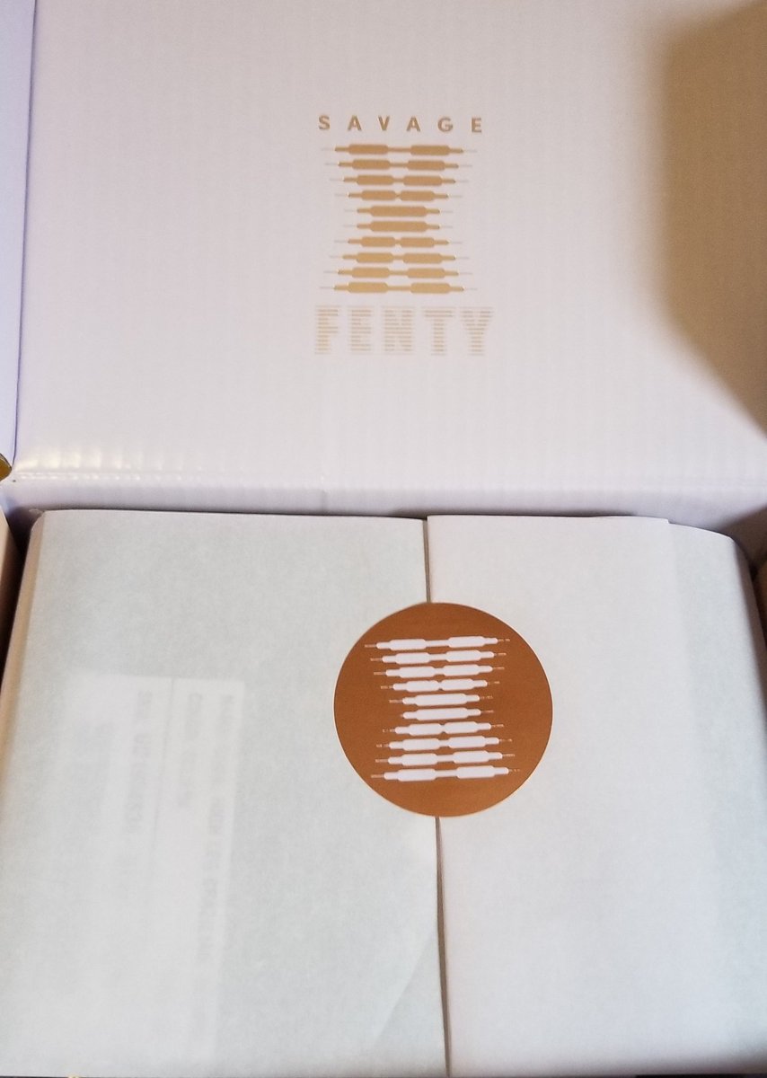 MusicalPainting's tweet photo. I nearly squealed out loud when the delivery guy knocked on the door!!!! It's all gorgeous and fits like a dream!!!! #firstorder #definitelynotthelast @SavageXFenty https://t.co/RIafZDQhQ4