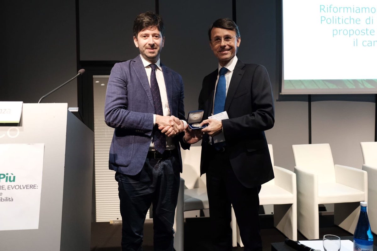 mandelli_andrea's tweet photo. Stamattina la #professione si è confrontata con il Ministro della Salute @robersperanza ribadendo il ruolo primario del #farmacista nel #SSN siamo sulla strada giusta. Avanti tutta!
#FarmacistaPiu 2019 https://t.co/Q48fkm4qGq