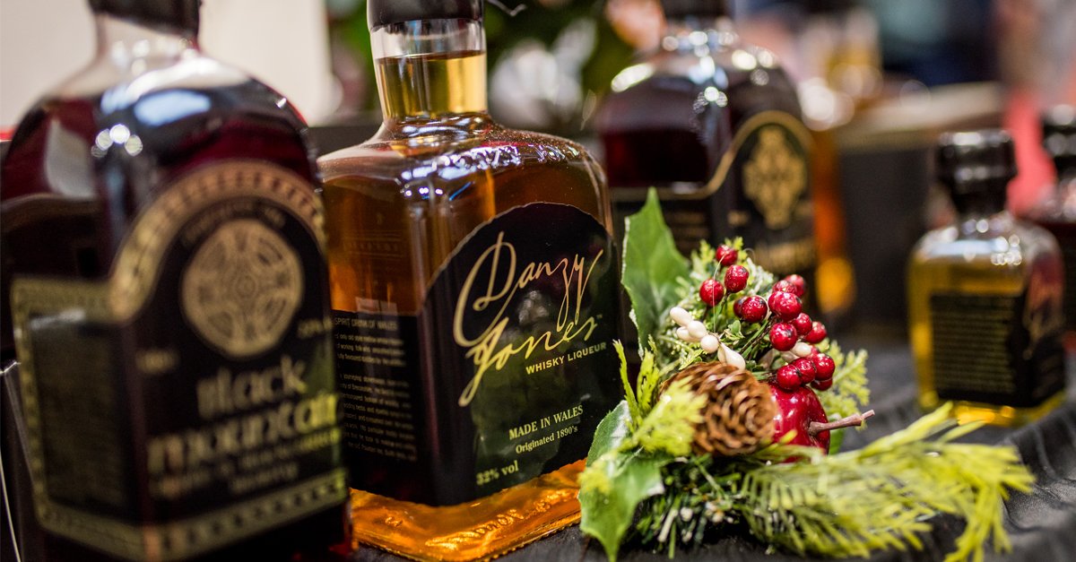 BBCGoodFoodShow's tweet image. Let&apos;s go shopping! Get your Christmas goodies early and pick up the perfect stocking fillers and festive treats, just in time for the big day... 🎄 #GFSWinter