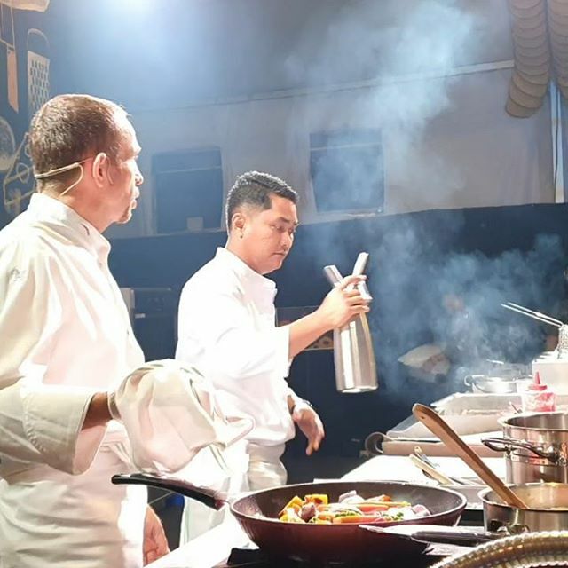 Gilles_Marx's tweet photo. Cooking demo @jakartaculinaryfeastival
@amuz_gourmet @abuhalim10
#JCF19 #cooking #demo #livecooking #cheflife #cookingclass https://t.co/91Adhfaz1n https://t.co/tdryCDOIK2